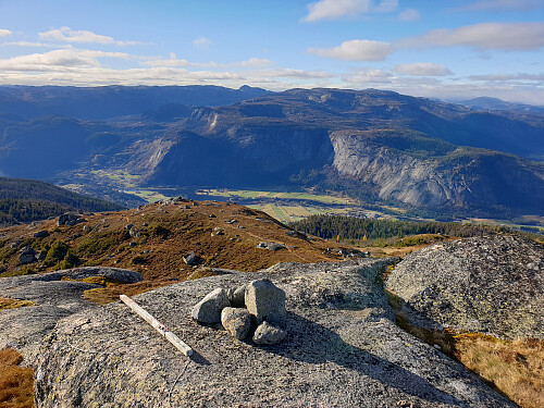 Trigpunkt på vestkanten av Valefjell. Ser mot Svarvarnuten 1377 i Setedal Vesthei.