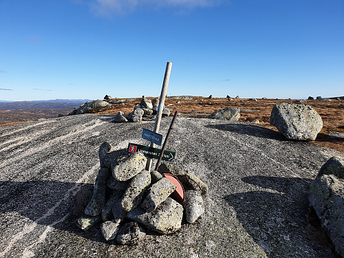 Topplatået på Valefjell. Varde og trimpost (tom for bok) står neppe på høgaste punkt.