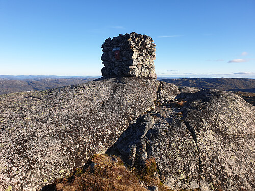 Flott varde på Ljomsnuten og trimpost med bok på nordsida.