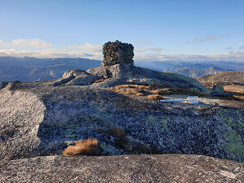 Nedfalt signalkors på andre sida av varden. Svarvarnuten og Dravleskrven t.v.