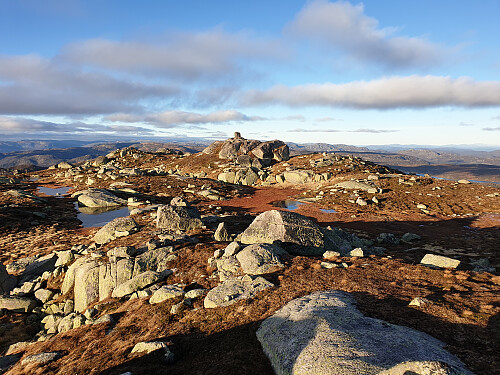 Frå sørlig fortopp mot hovedtoppen på Ljomsnuten. Gaustatoppen lengst t.h.