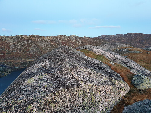 På Vasslandsnuten som ikkje har varde. Beinleiheii t.v. og Glåmsheii 1224 t.h.