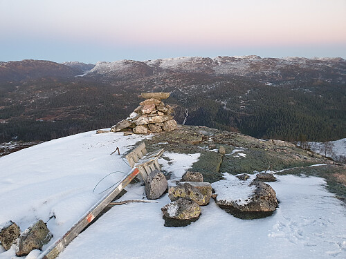 Søndre topp på Ruafjødd. Aust mot Napuren 1284 bakerst t.v. og Regnådalsheii 1253 t.h.