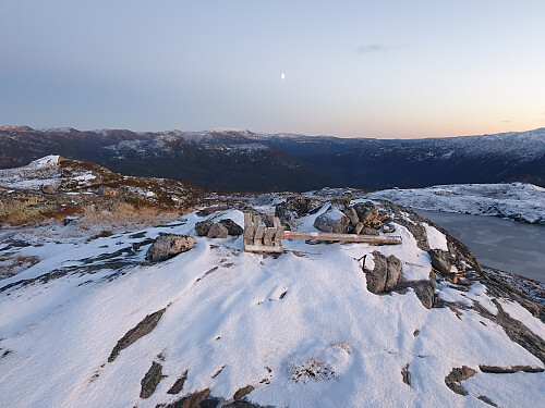 På hovedtoppen med søndre fortopp t.v.