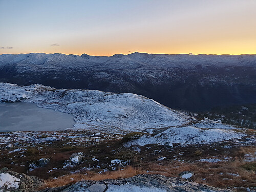 Mot Stesdal Vesthei med Svarvarnuten 1377 og Dravleskarven 1390.