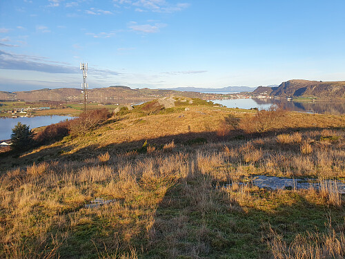 På Askjevarden mot fortoppen Norevarden med Rennesøy og Vikevåg i bakgrunnen.
