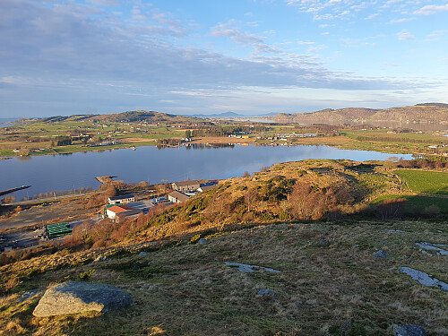 På Norevarden med utsikt over Dysjalandsvågen og Mastravarden. Boknafjellet 293 bak.