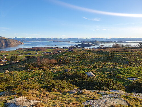 Rossholmen og Austre Åmøy uti fjorden.