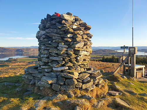 Stativ med vardebok på sørsida av varden.