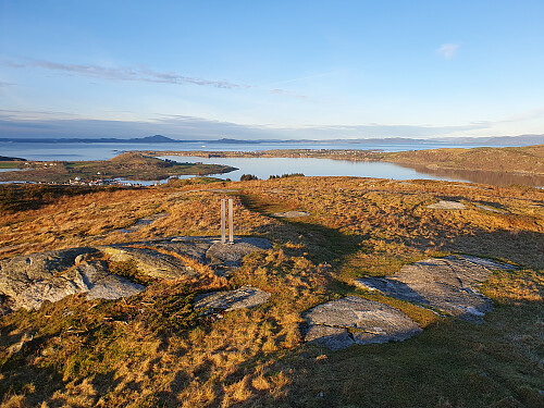 Mot Boknafjorden med Fjøløy og Boknafjellet 293 i venstre bildehalvdel.