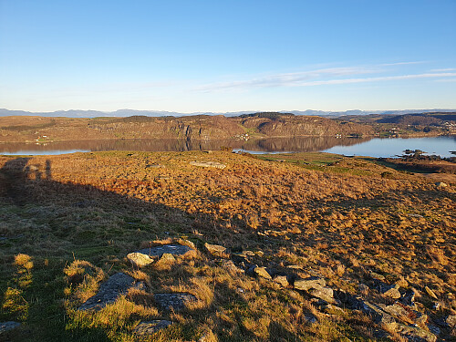 Rennesøy, og i det fjerne skimtes snødekte Skaulen 1538 i midten og Napen 1350 litt t.h.