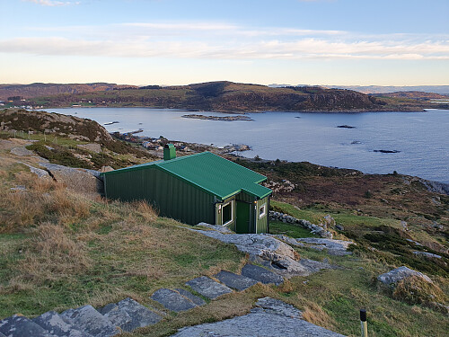 Fjøløy hytte. Mastravarden i bakgrunnen.