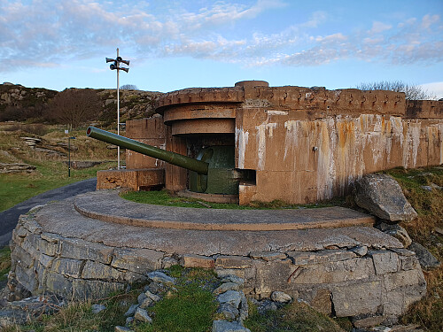 Kanon på Fjøløy med 5" løp og 16,7 km rekkevidde, oppretta av tyskarane under krigen.