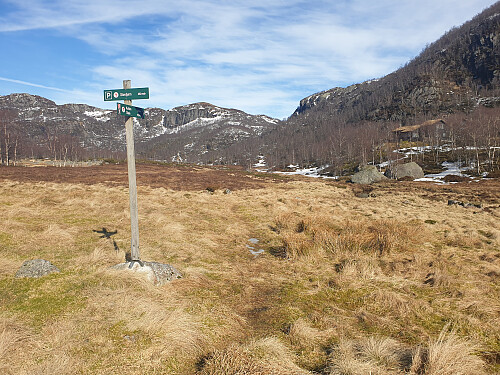 Lite snø på Stavtjørn. Lomsdalen i bakgrunnen.