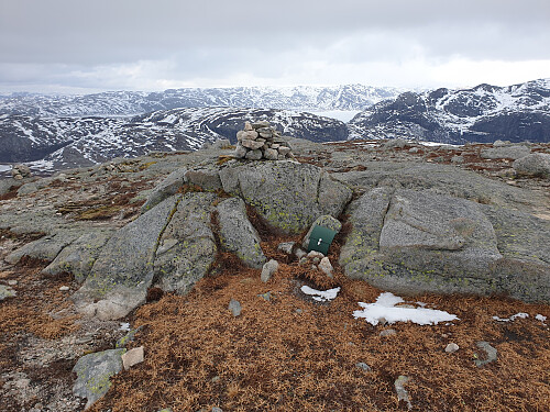 Tom postkasse. Litt av Lyngsvatnet bak og Iglandsklubbafjellet 986 t.h.