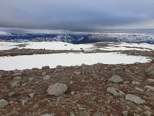 Sørvest med litt av Lysefjorden og Neverdalsfjellet 706.