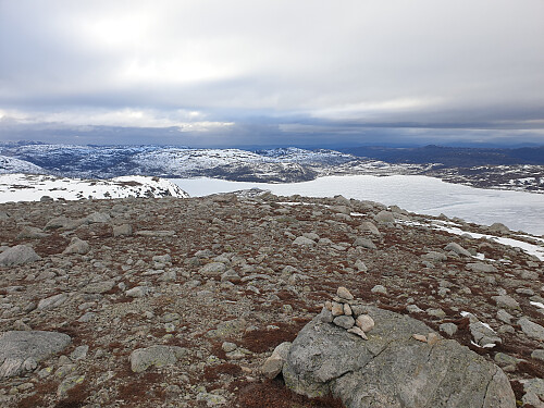 Vestre del av Sandvatnet og Måheia 627 og Tofjellet 722 bak t.h.