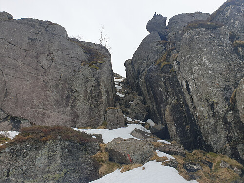 Stien til Tofjellet går gjennom dette bratte skaret.