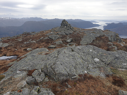 Trigpunkt/ jernbolt litt nordaust for varden. Årdalsfjorden t.h.