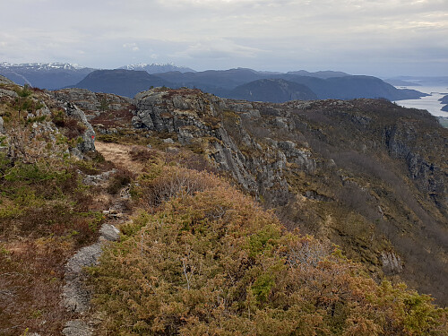 Flott og litt spektakulær sti mellom Tofjellet og Nipen.