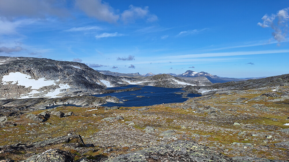 På Svarthamran S mot Svarttjønnin.