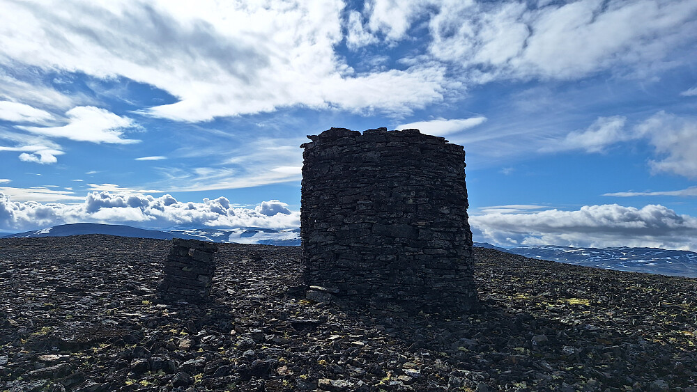 Fortsatt nydelig sensommervær selv om det innimellom var mer skyer og tåkedotter i dag.