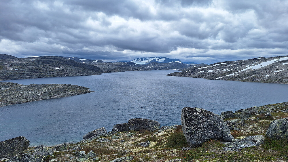 Litt opplett over Storevatnet mot Hurrungane. Vinden dro godt her.