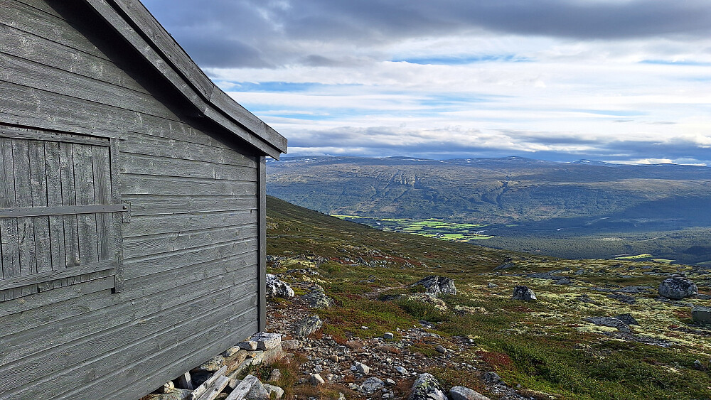 En av Lesjafjellets mange buer med utsikt mot Lora.