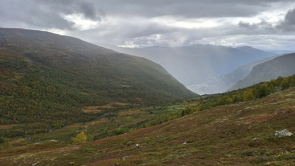 Oftedalen med regnbyge over Lærdal. 