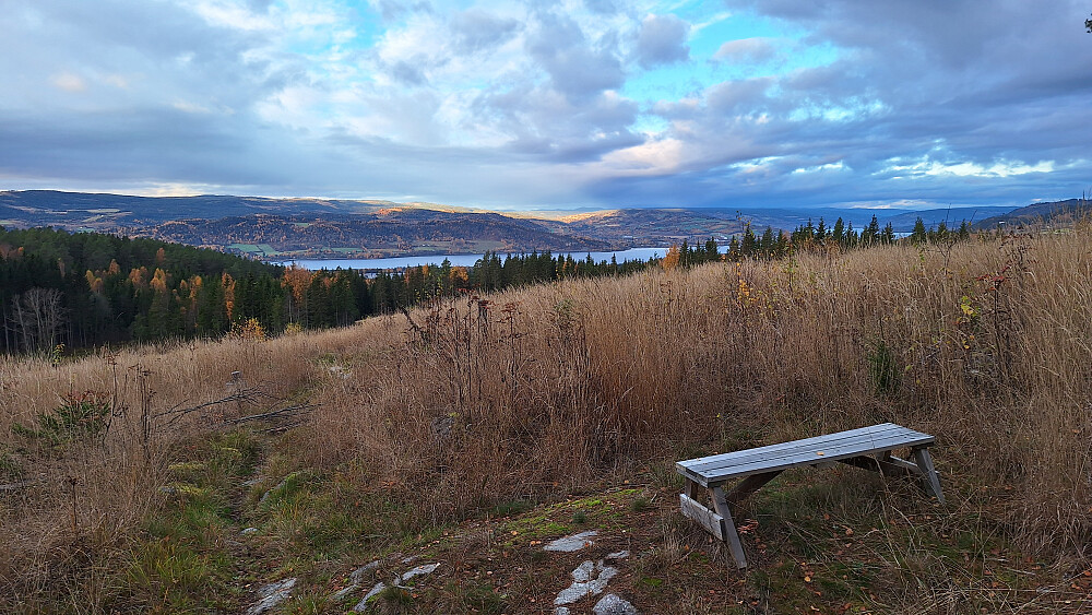 Utsikt mellom høgdene.