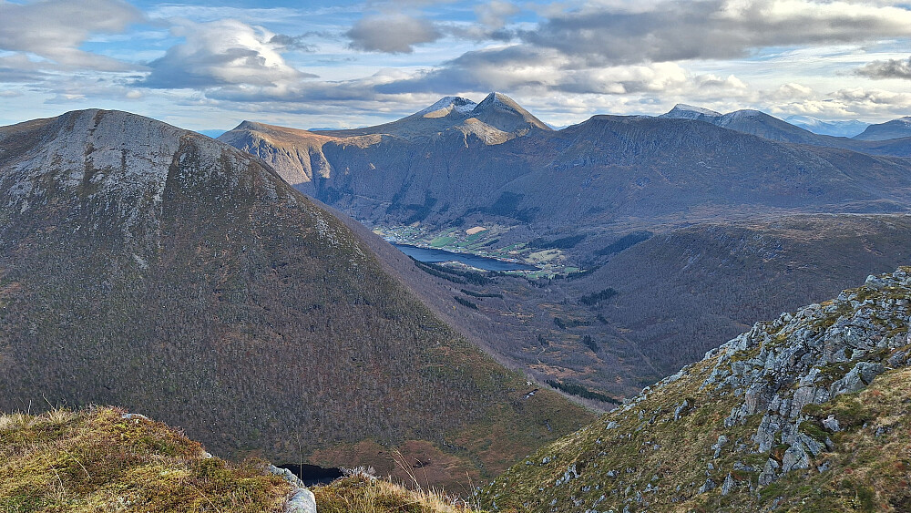 Mot Tomrefjord og Ytstetinden. 