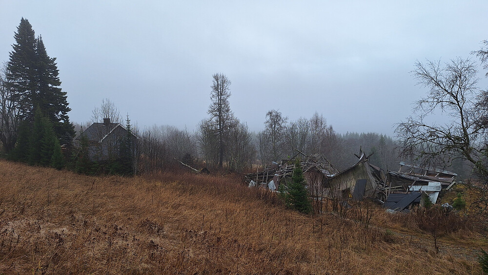 Bruket Bye. Det eneste av en viss standard var søppeldunkene i  avkjøringen. 