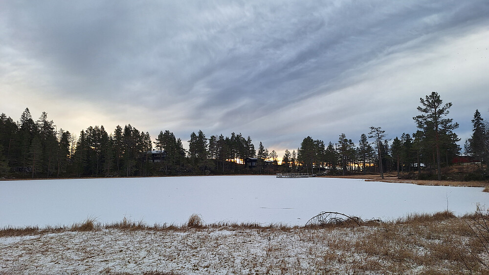 Midtre Tretjenn i enden av veien. 