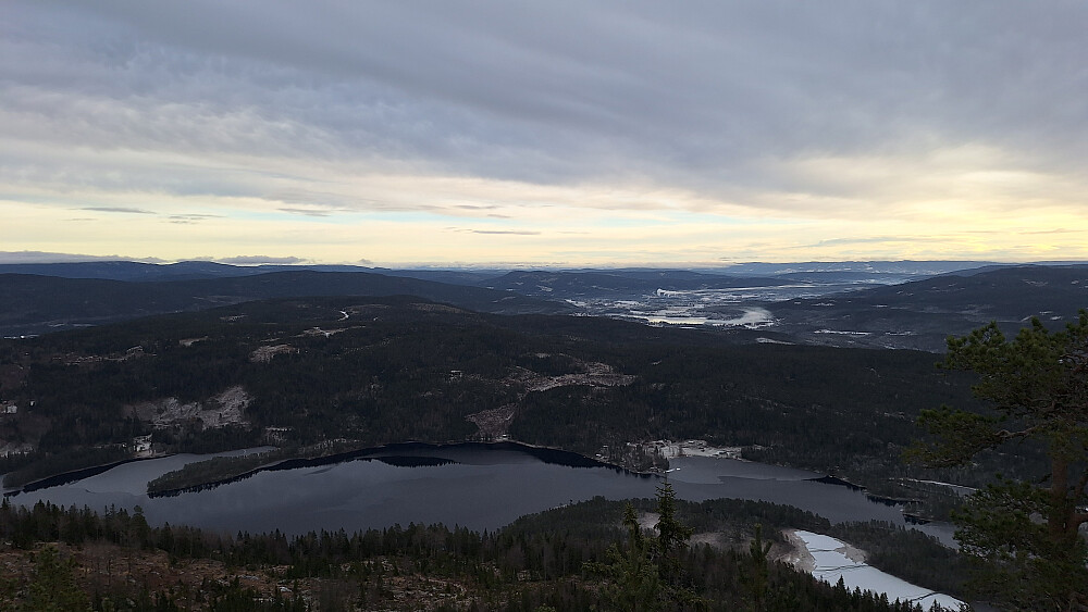 Bergsjø med Sokna bak.