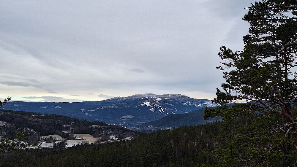 Utsiktspunkt. Tynt med snø på Norefjell. Snøkanoner gjør susen. 