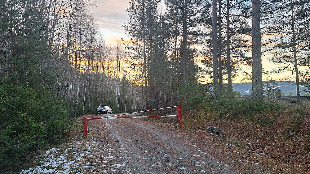 Parkering i veikanten ved bommen på Hanserud.
