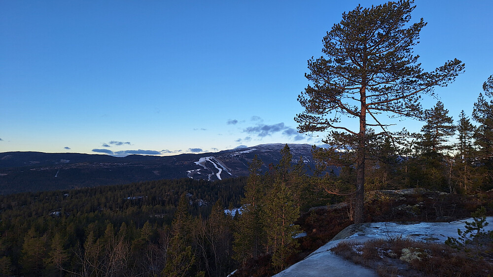 Fortsatt mer kunstig enn ekte snø på Norefjell. 