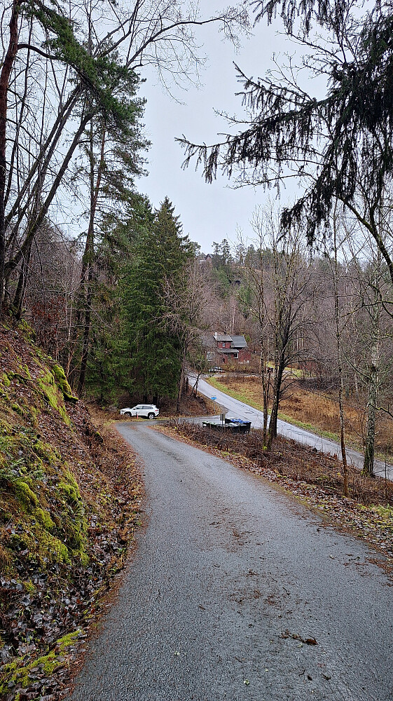 Knepen parkering i oppkjøringen til hyttefeltet.