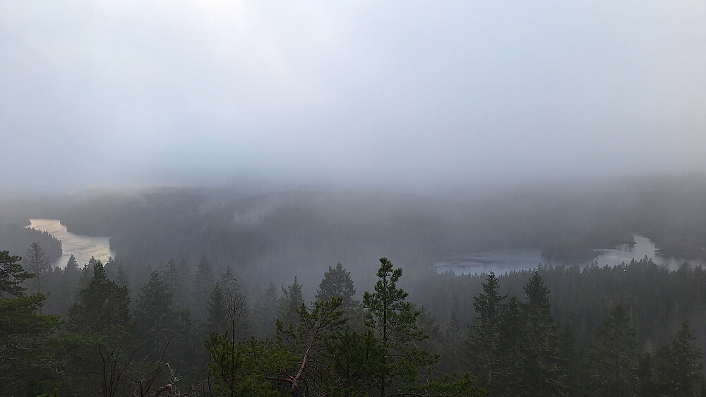 Mosjøen til venstre og Tonevannet til høyre.