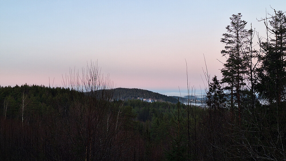 Hurum kirke på Klokkarstua midt i bildet.