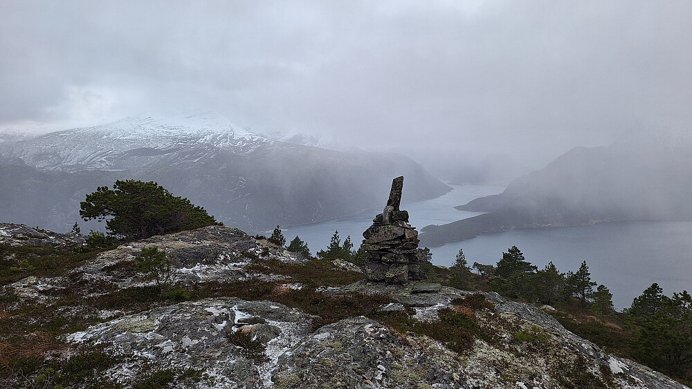 På kanten med Gjegnen i skyene.