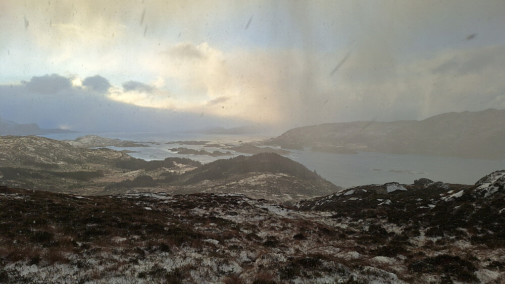 Med ryggen mot haglbygen.