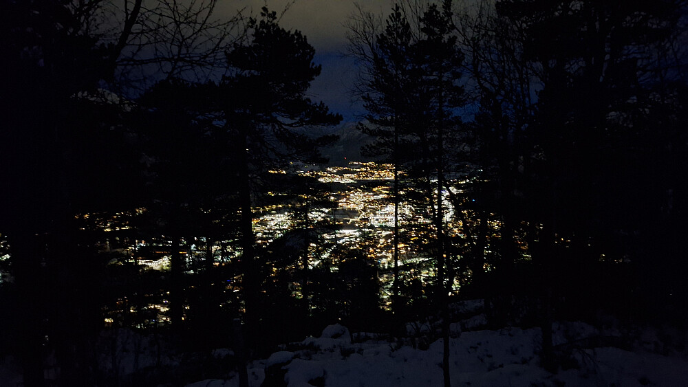Førde i morgenmørket fra Gravdalsholten.