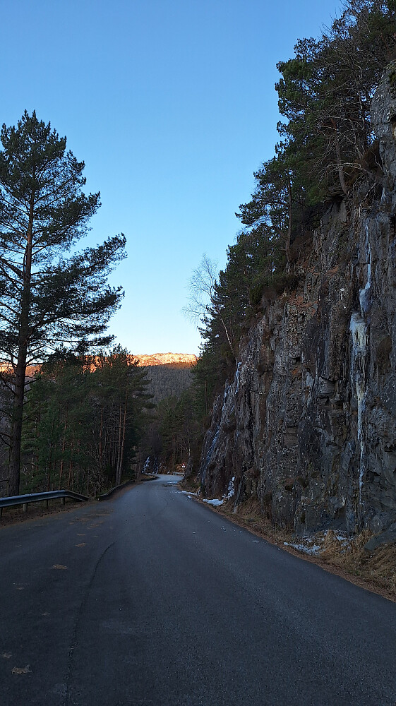 Fulgte gamleveien fra Indre Torvund (stengt med bom).
