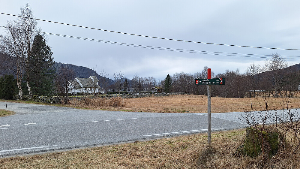 Parkering og stistart ved Øen kapell. 