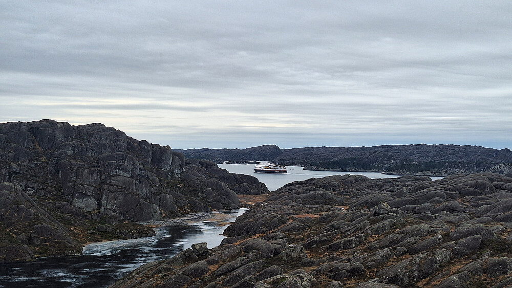 Hurtigruta passerer mellom Steinsundøyna og Ytre Sula. 