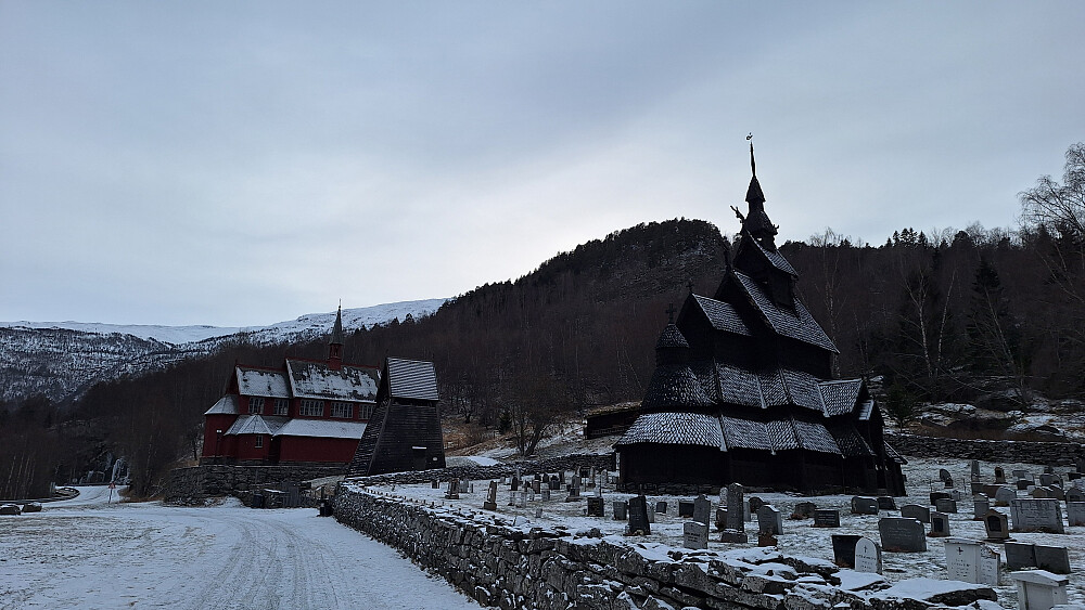 Kirkene i Borgund med Klantenovi bak.