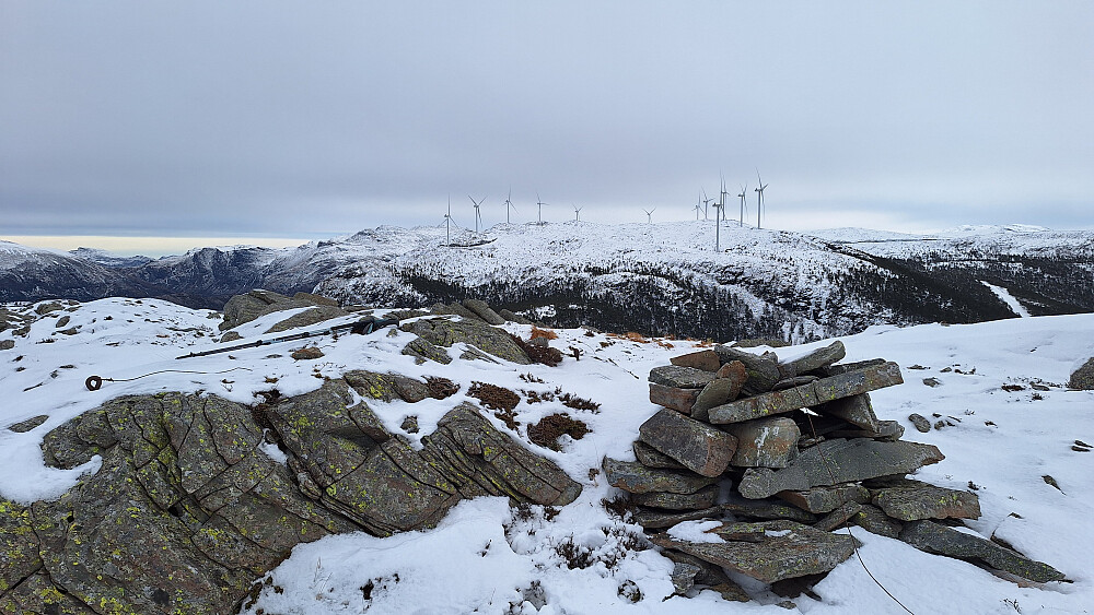 Fra Trælvikfjellet mot Hennøy vindkraftverk.