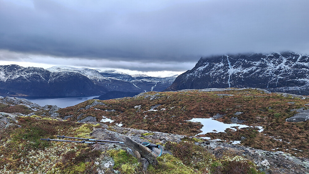Hornelen gjemmer seg i tåka.