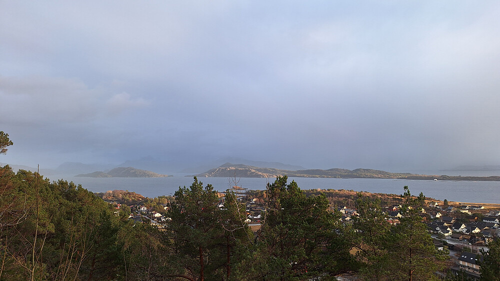 Heftige og hyppige værskifter i ytre Sogn i dag med regn, hagl, sludd og snø :-)